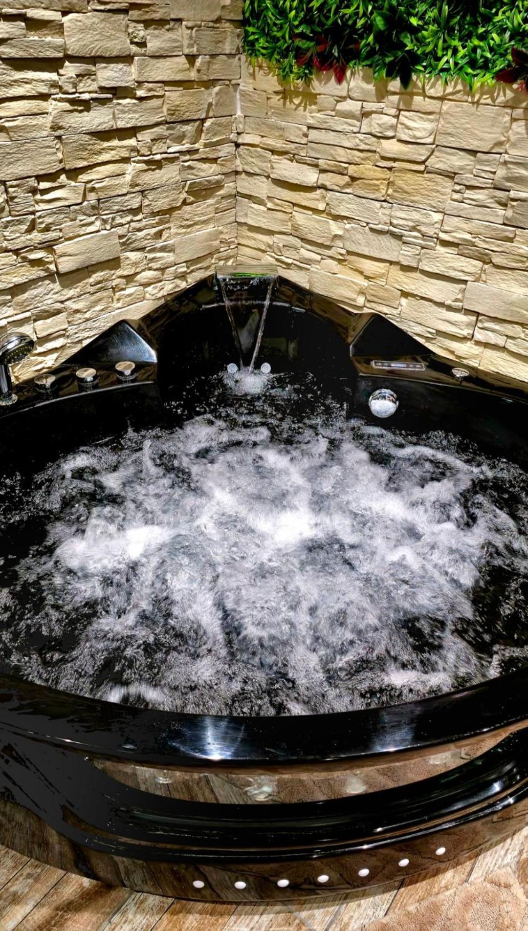 Appartement Chambre Cosy - Jacuzzi - Little Room فونْدوم المظهر الخارجي الصورة